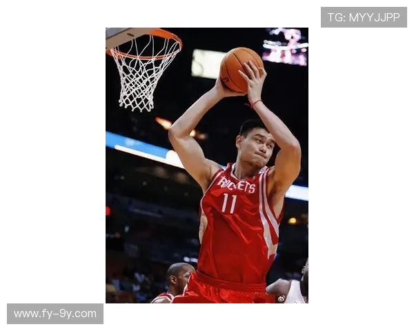 姚明惊喜现身足球场引发全场热议展现跨界体育魅力独特风姿风采 姚明惊喜现身足球场引发全场热议展现跨界体育魅力独特风姿风采