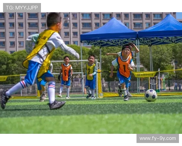 当足球少年的梦想闪光他提着鞋奔向绿茵场追逐未来 当足球少年的梦想闪光他提着鞋奔向绿茵场追逐未来